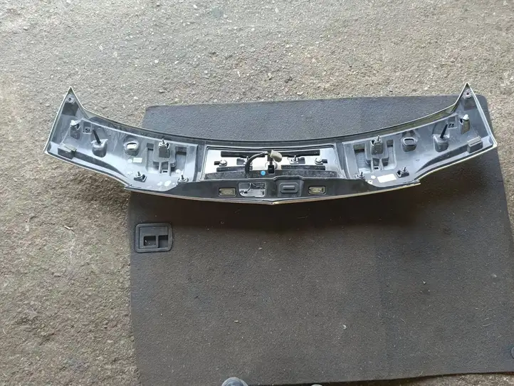 Maserati Levante (2017 - ) 670042733 Комплект обшивки крышки багажника — фото 4