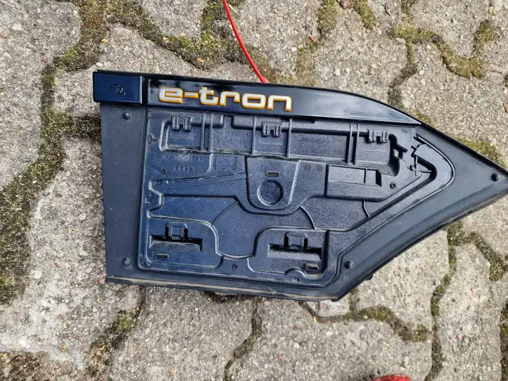 Audi e-tron (2018 - ) 4KE810002C Крышка зарядного разъема — фото 1