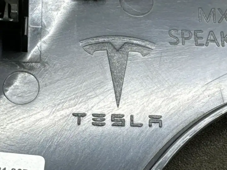Tesla Model X (2021 - ) 165893200E Накладка бокового динамика — фото 3