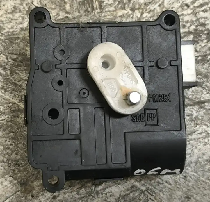 Toyota Corolla Verso E121 (2004 - 2007) 1138002051 Двигатель задвижки потока воздуха — фото 3