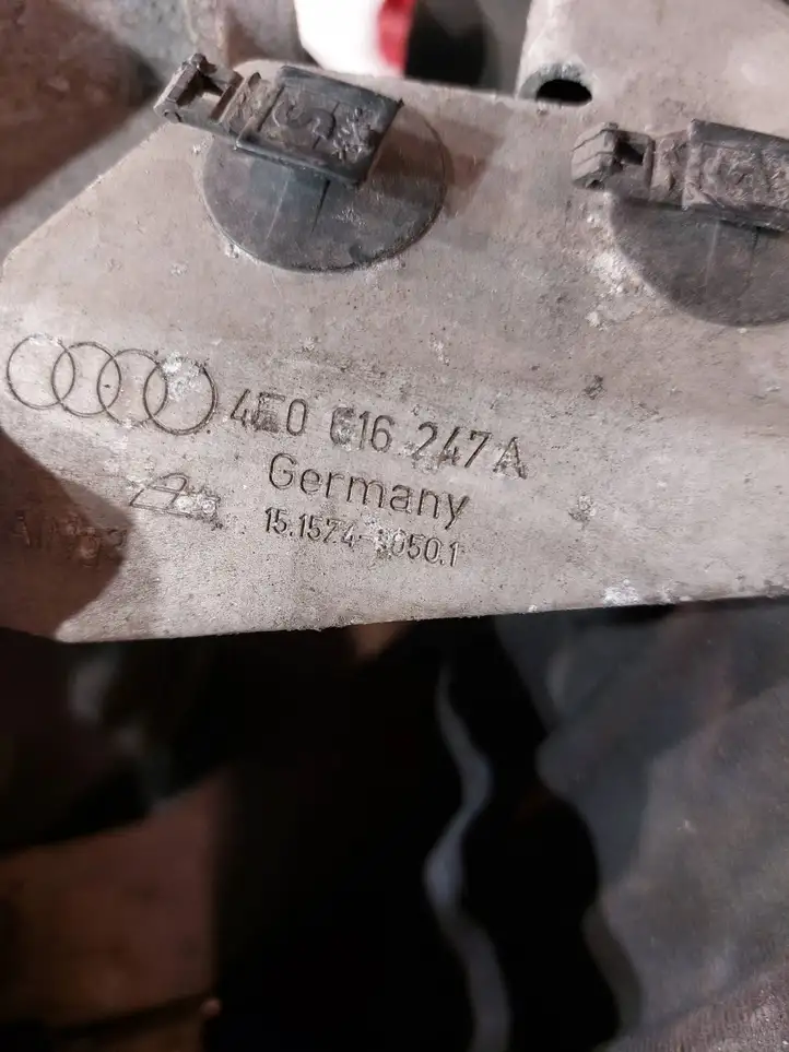 Audi A8 S8 D3 4E (2005 - 2007) 4E0616869D Кронштейн пневмокомпрессора — фото 3
