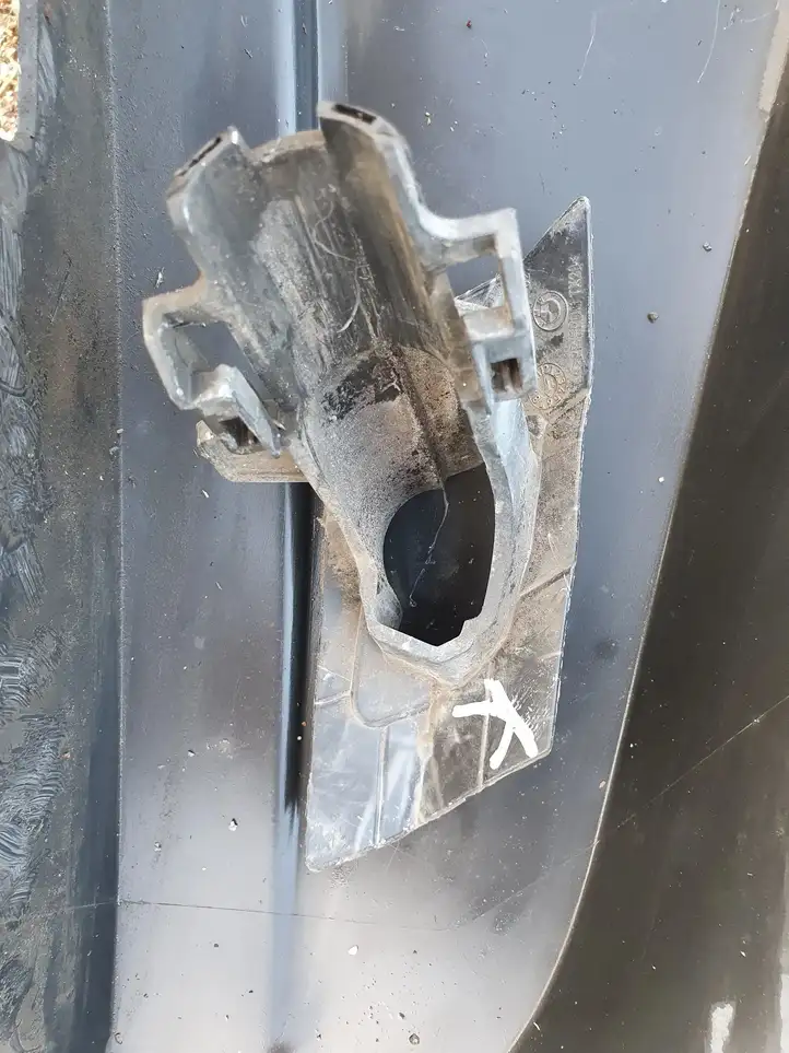 BMW 3 F30 F35 F31 (2012 - 2018) 51118054128 Кронштейн форсунки омывателя фар — фото 1