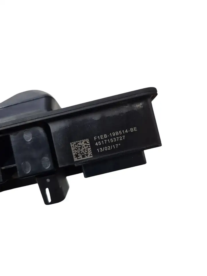 Ford Focus (2015 - 2019) F1EB19B514BE Ручка багажника с камерой — фото 3