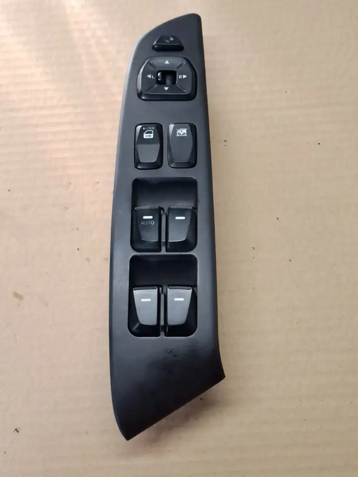 Hyundai ix35 (2009 - 2013) 935702Y0109P Блок кнопок стеклоподъемников — фото 1