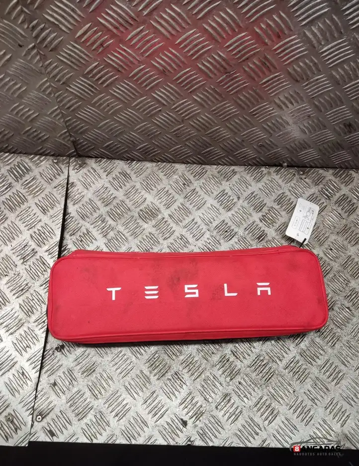 Tesla Model 3 (2017 - 2023) Автомобильная аптечка — фото 1
