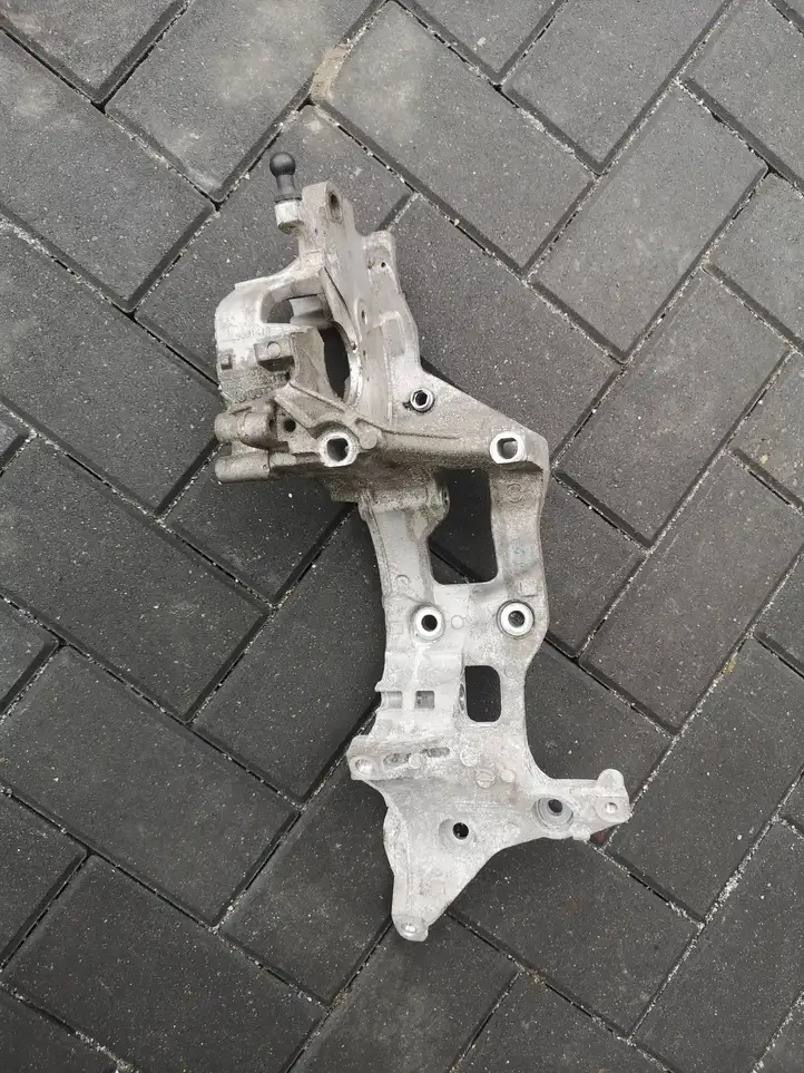 Skoda Octavia Mk4 (2019 - ) 05L903143B Кронштейн генератора — фото 1