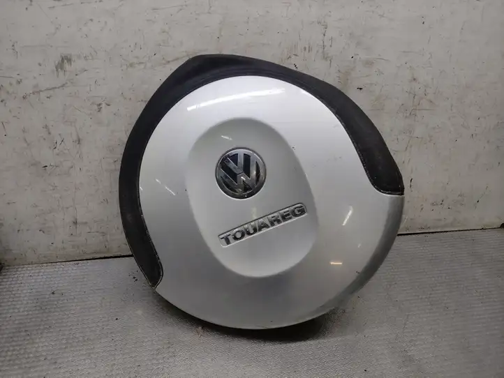Volkswagen Touareg I (2002 - 2010) Обшивка ниши запасного колеса — фото 1
