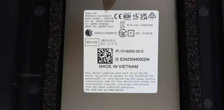 Tesla Model Y (2019 - 2024) 151625500E Наружная накладка стойки B — фото 3