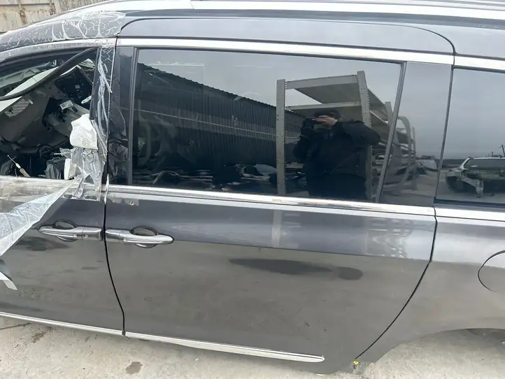 Chrysler Pacifica (2016 - ) Боковая раздвижная дверь — фото 1