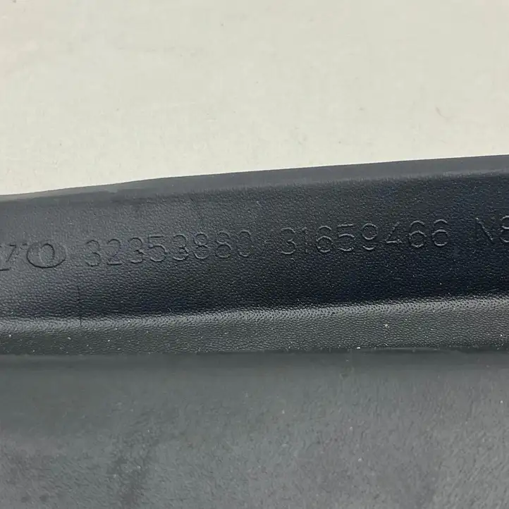 Volvo V60 (2018 - ) 32353880 Резиновый коврик багажника — фото 2