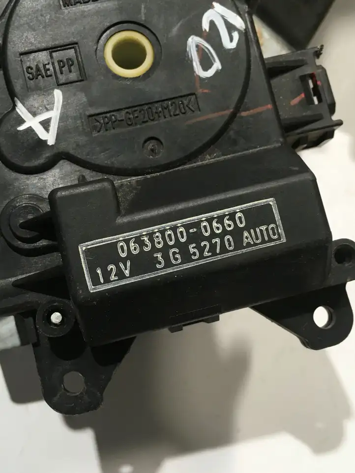 Toyota Land Cruiser (J120) (2002 - 2009) 0638000660 Двигатель задвижки потока воздуха — фото 3
