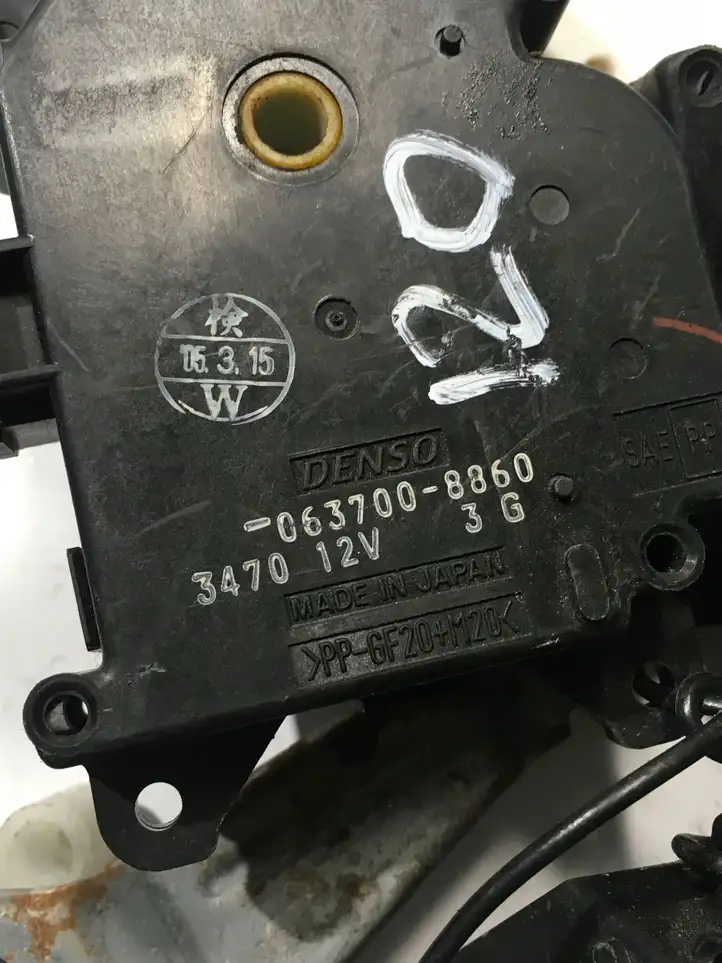 Toyota Land Cruiser (J120) (2002 - 2009) 0638000660 Двигатель задвижки потока воздуха — фото 5