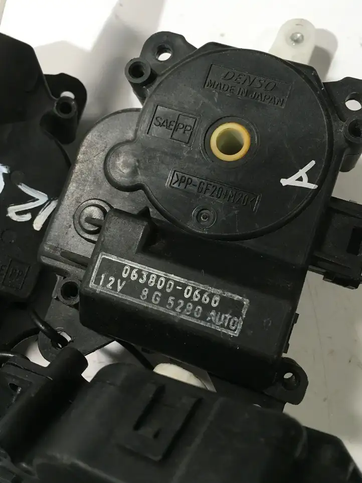 Toyota Land Cruiser (J120) (2002 - 2009) 0638000660 Двигатель задвижки потока воздуха — фото 6