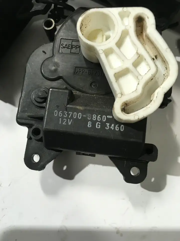 Toyota Land Cruiser (J120) (2002 - 2009) 0638000660 Двигатель задвижки потока воздуха — фото 8