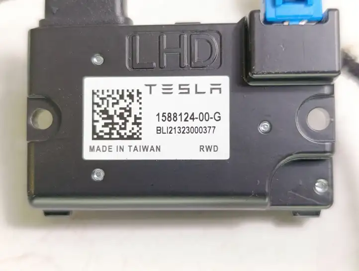 Tesla Model Y (2019 - 2024) 158812400G Камера в лобовом стекле — фото 3