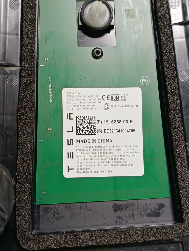 Tesla Model Y (2019 - 2024) 151625800E Наружная накладка стойки B — фото 6