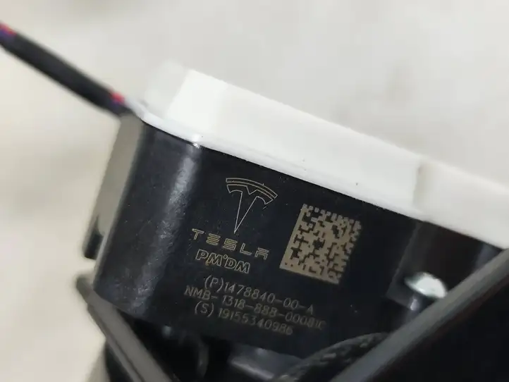 Tesla Model 3 (2017 - 2023) 147884000A Крышка зарядного разъема — фото 6