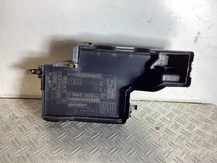 Lexus GS 250 300 350 300h 450h (2015 - 2020) 8266230C80 Крышка ящика предохранителей — фото 2