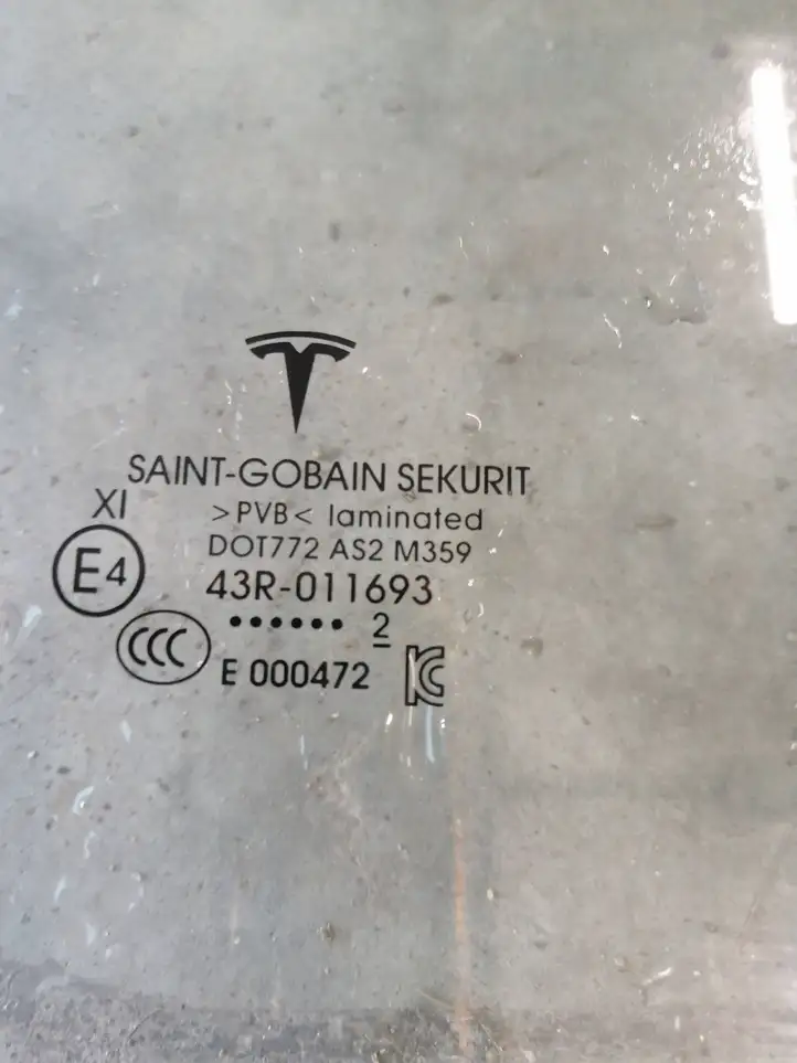 Tesla Model Y (2019 - 2024) 43r011693 Стекло передней двери — фото 3