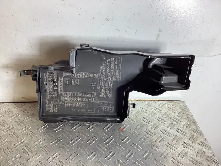 Lexus GS 250 300 350 300h 450h (2015 - 2020) 8266230C10 Крышка ящика предохранителей — фото 2