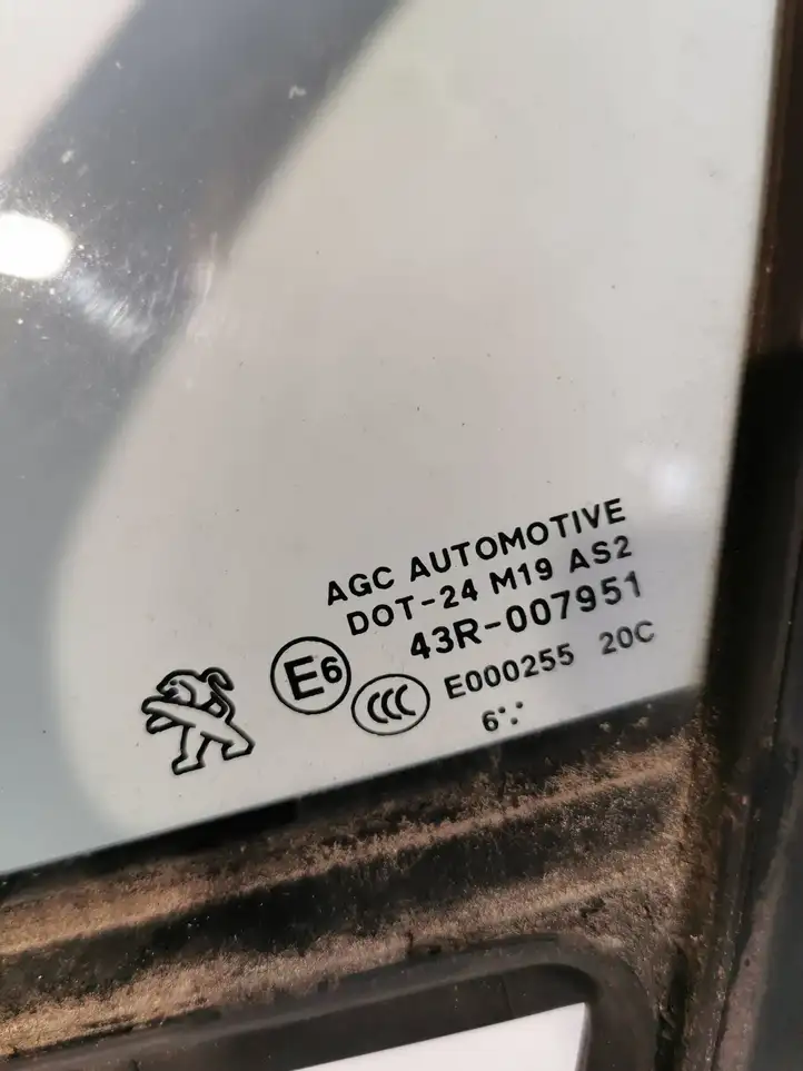 Peugeot 208 (2015 - 2019) 9801476080 Треугольное стекло передней двери — фото 3