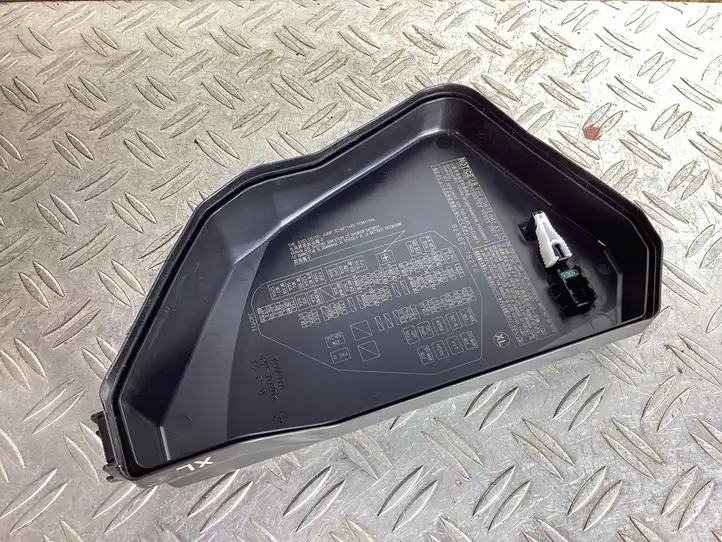 Lexus NX (2021 - ) 8266278270 Крышка ящика предохранителей — фото 2