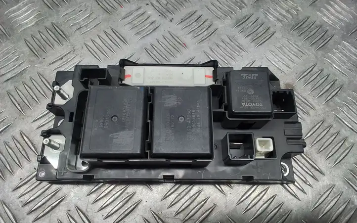 Toyota RAV 4 (XA40) (2012 - 2018) 61370A2 Блок монтирования реле — фото 1