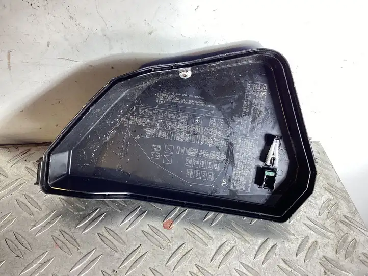 Lexus NX (2021 - ) 8266278270 Крышка ящика предохранителей — фото 2