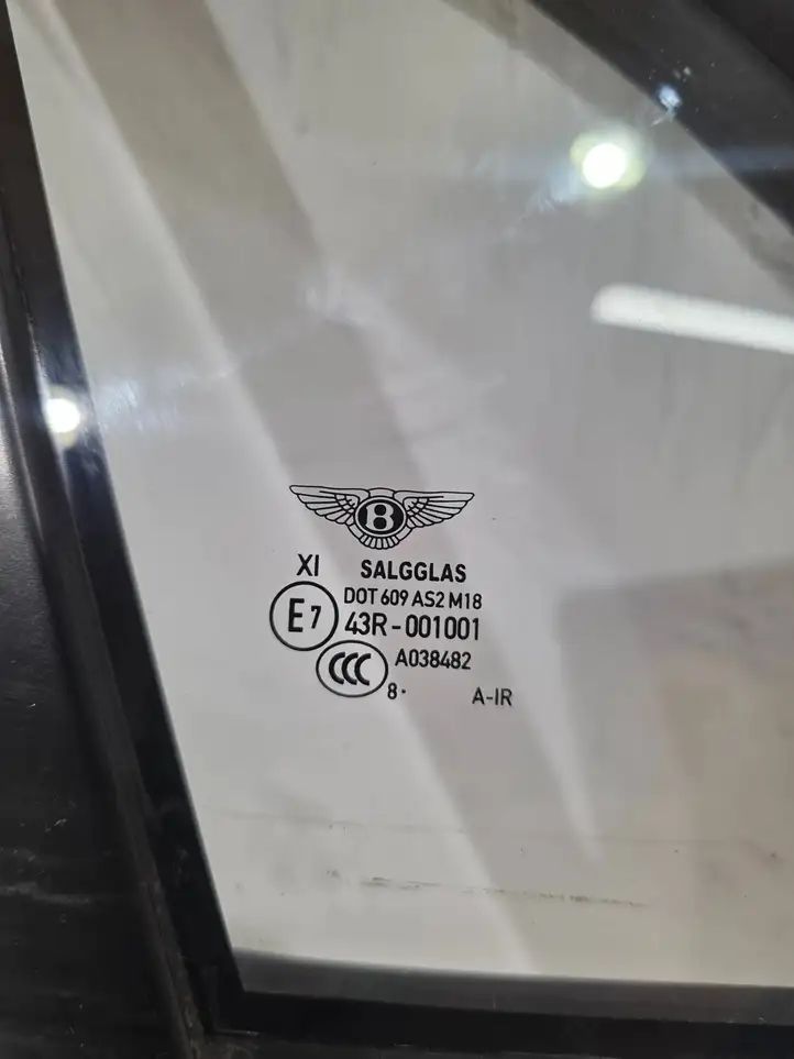 Bentley Bentayga (2015 - ) 36A945114 Форточка двери — фото 2
