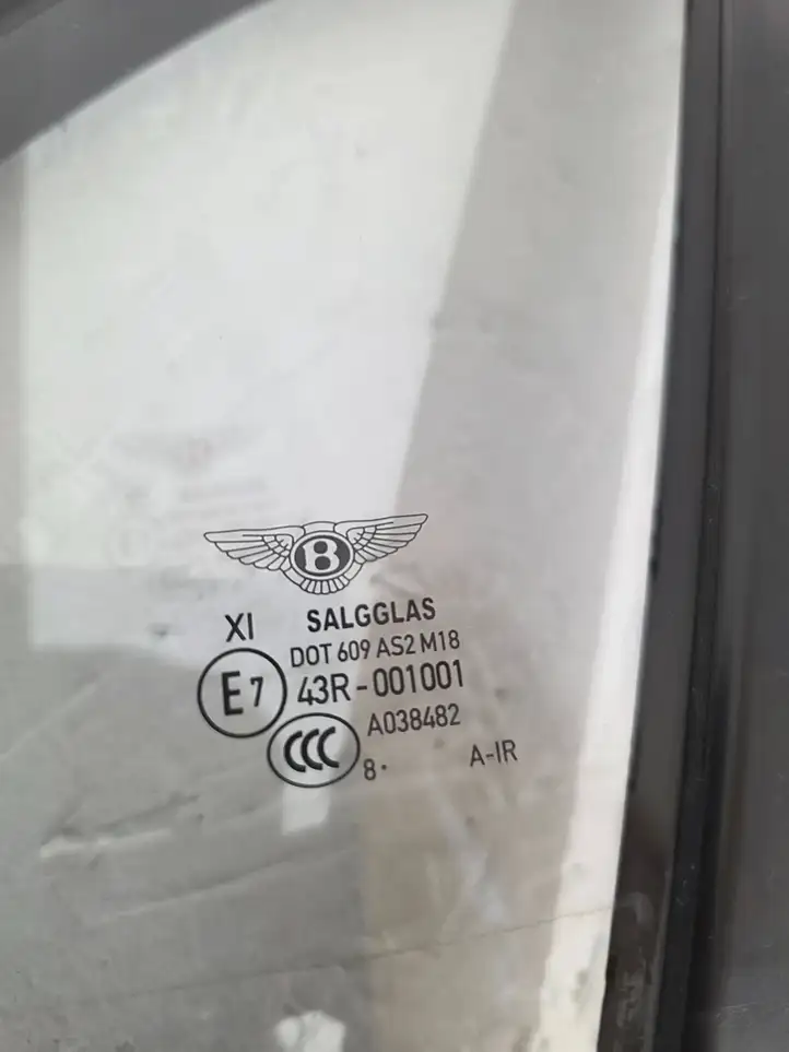 Bentley Bentayga (2015 - ) 36A845113 Форточка двери — фото 2