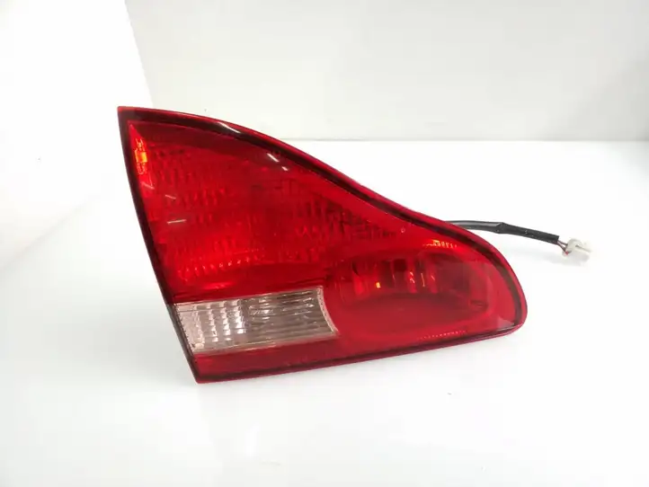 Toyota Avensis Verso (2001 - 2004) Задний фонарь в крышке багажника — фото 1