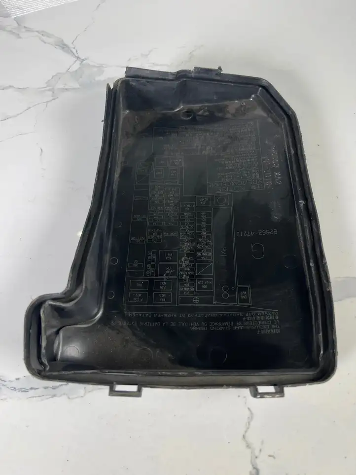 Toyota Prius (XW30) (2009 - 2015) 8266247210 Крышка ящика предохранителей — фото 2