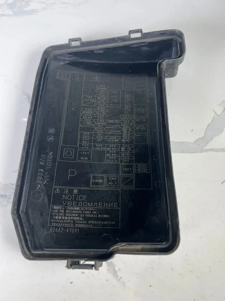 Toyota Prius (XW30) (2009 - 2015) 8266247091 Крышка ящика предохранителей — фото 2
