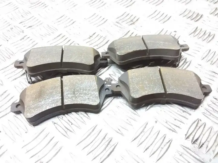 Toyota Corolla E120 E130 (2000 - 2004) Передние тормозные колодки — фото 1