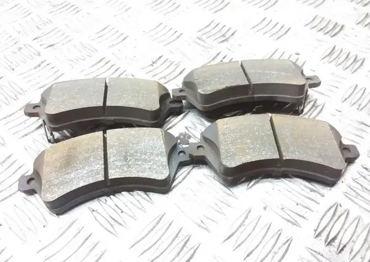 Toyota Corolla E120 E130 (2000 - 2004) Передние тормозные колодки — фото 2