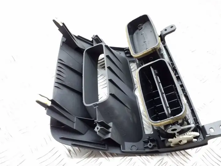 Toyota Avensis T250 (2003 - 2006) Центральный воздушный дефлектор — фото 2