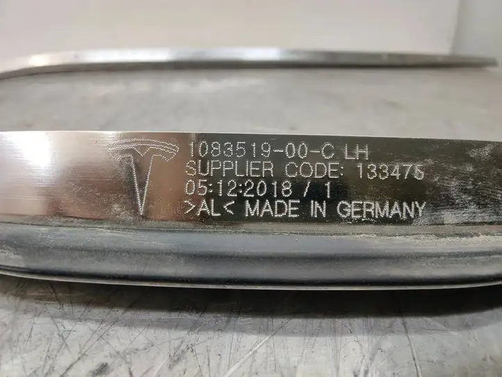 Tesla Model 3 (2017 - 2023) 108351900C Накладка стекла передней двери — фото 8