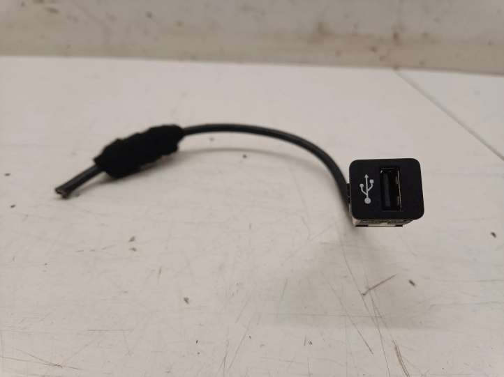 9229294 BMW 3 G20 G21 USB jungtis