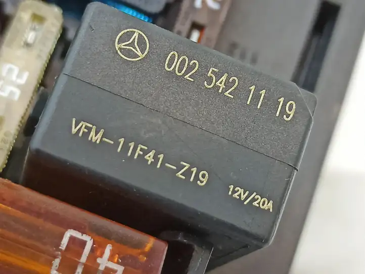 Mercedes-Benz R W251 (2005 - 2013) A1645403572 Блок предохранителей — фото 8