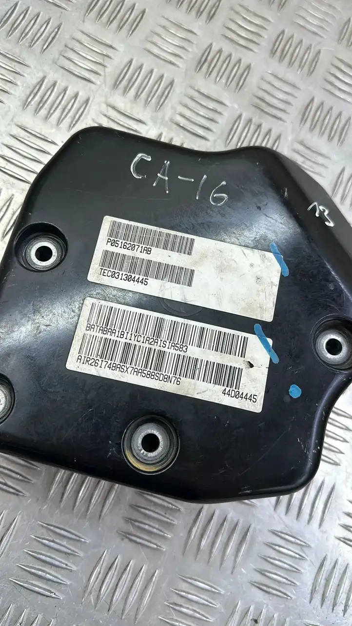 Jeep Grand Cherokee (2010 - 2021) P05162071AB Кронштейн пневмокомпрессора — фото 4