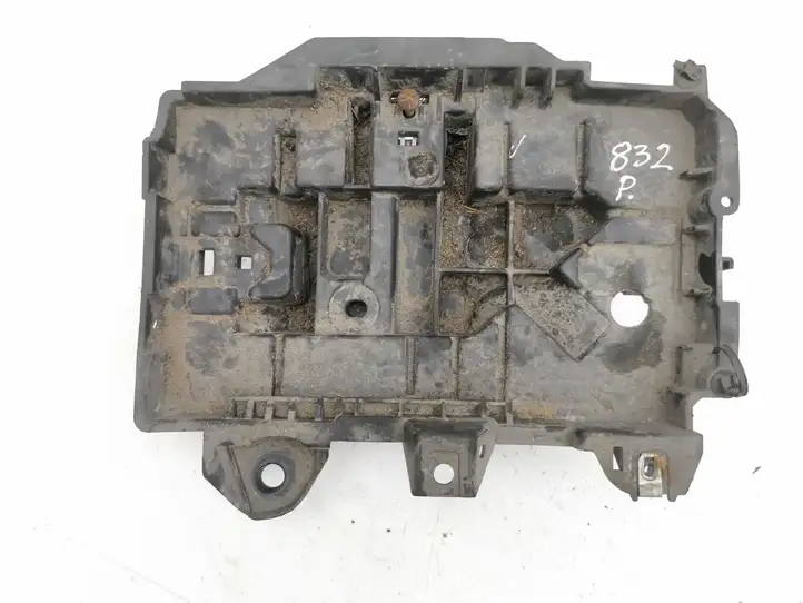 Jeep Cherokee (2013 - 2017) 68186053AB Площадка аккумулятора — фото 1