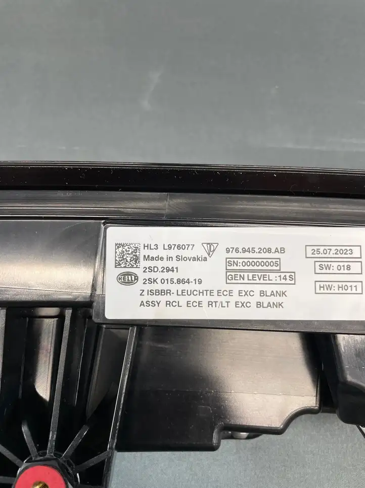 Porsche Panamera (971) (2020 - ) 976945208AB Задний фонарь в крышке багажника — фото 4