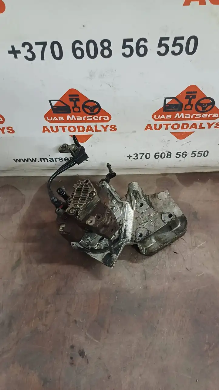 Nissan Primera (2001 - 2008) 8200240204 Кронштейн топливного насоса — фото 1
