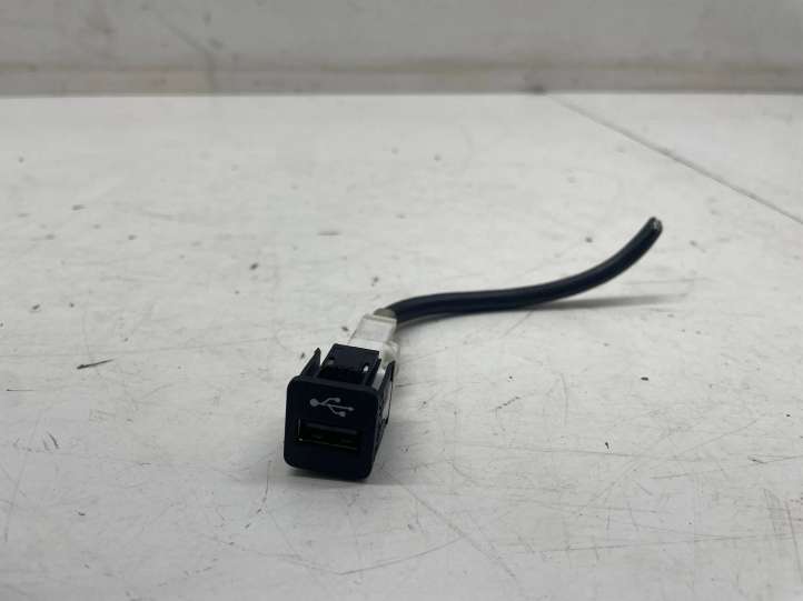 9229294 BMW 3 G20 G21 USB jungtis