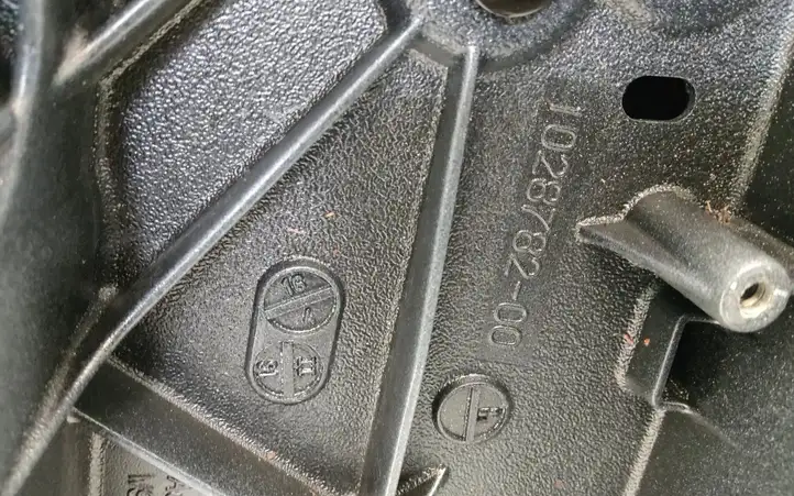 Tesla Model X (2015 - 2021) 102878200 Рамка дверного стекла задней двери — фото 8