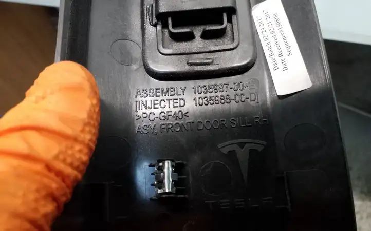Tesla Model X (2015 - 2021) 103598700E Внутренняя отделка переднего порога — фото 7