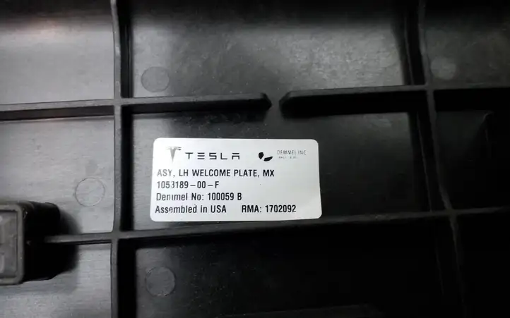 Tesla Model X (2015 - 2021) 105318900F Наружная отделка переднего порога — фото 2