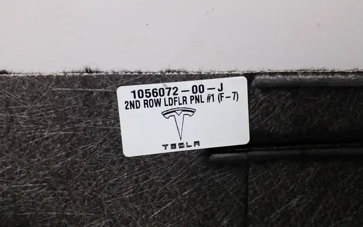 Tesla Model X (2015 - 2021) 105607200J Задний коврик салона — фото 5
