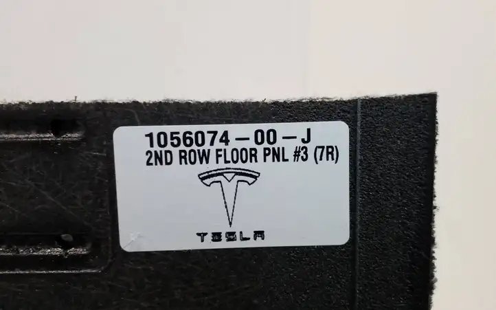 Tesla Model X (2015 - 2021) 105607400J Задний коврик салона — фото 5