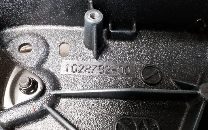 Tesla Model X (2015 - 2021) 102878200 Рамка дверного стекла задней двери — фото 6